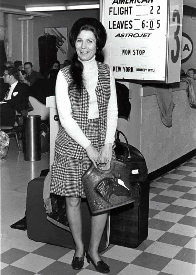 Loretta Lynn – Woman of the World (Leave My World Alone)